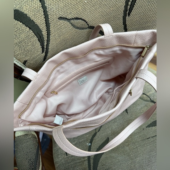 Soft pink shoulder purse with goldtone accents - Picture 4 of 11